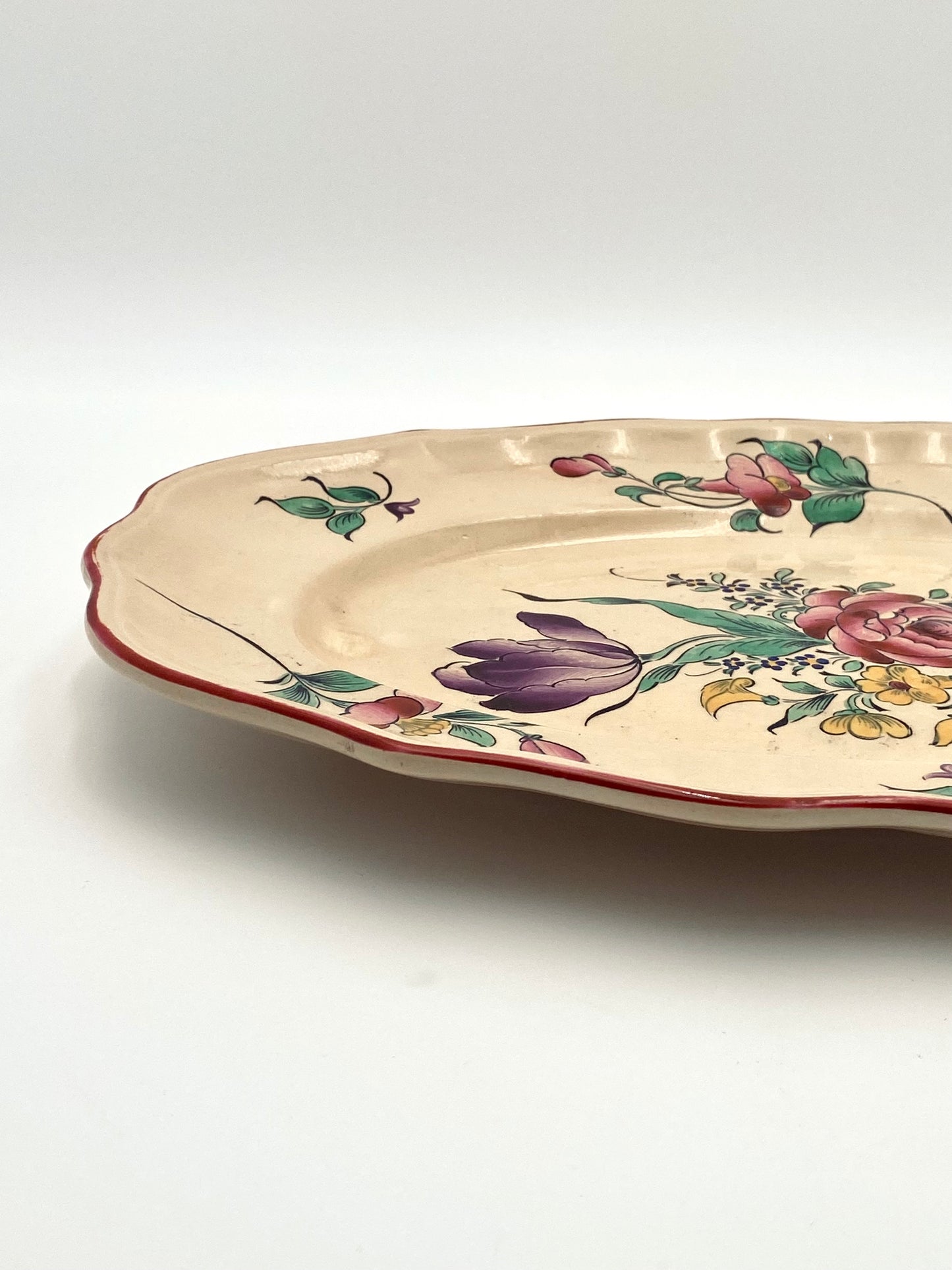 La très grand assiette à fleurs