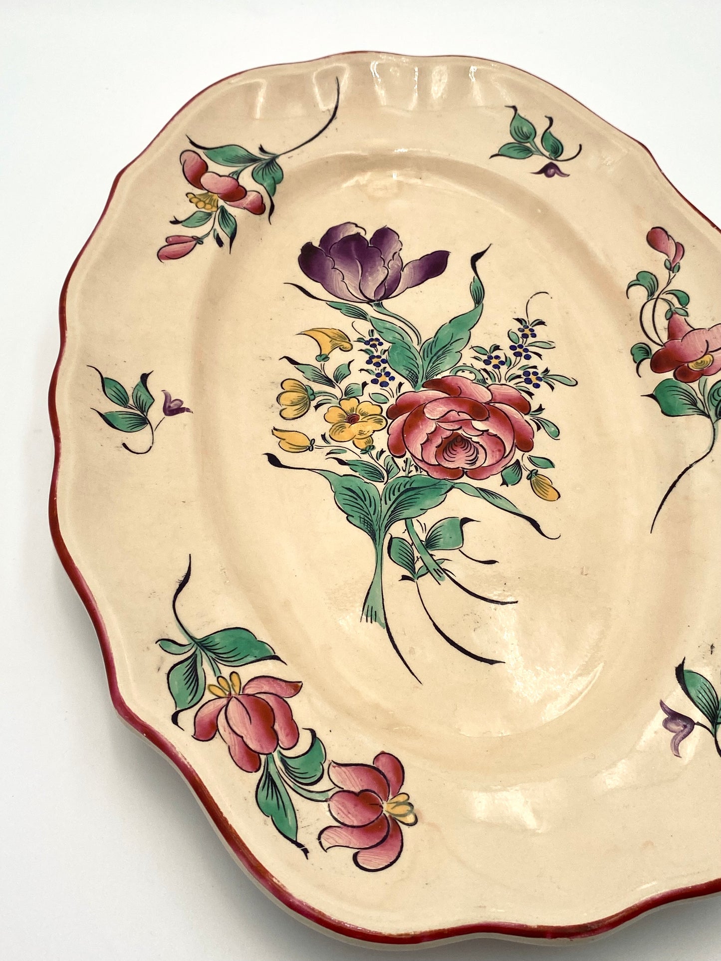 La très grand assiette à fleurs
