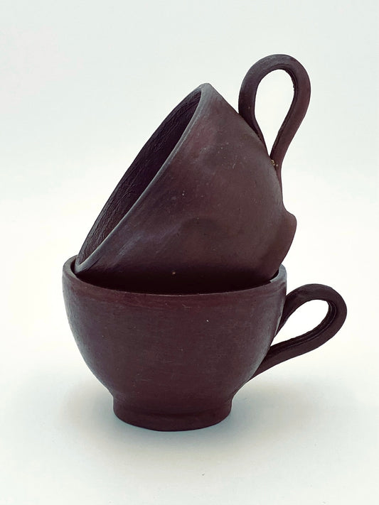 Les tasses en grès foncé
