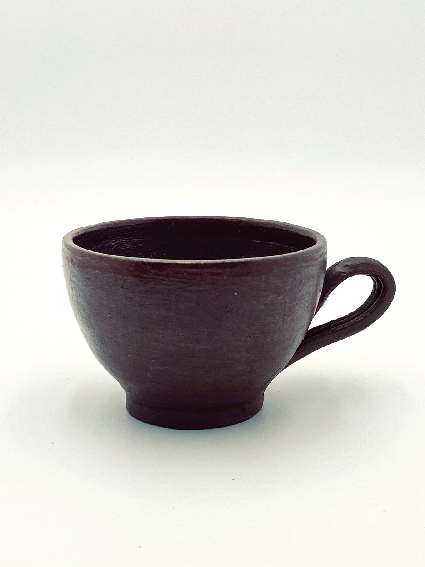 Les tasses en grès foncé