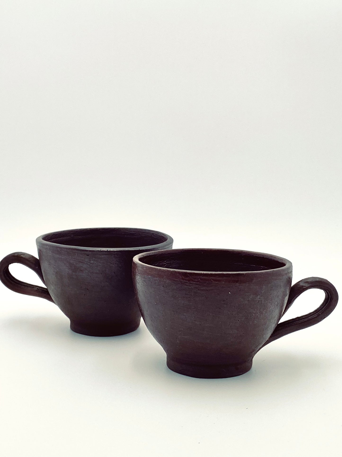 Les tasses en grès foncé
