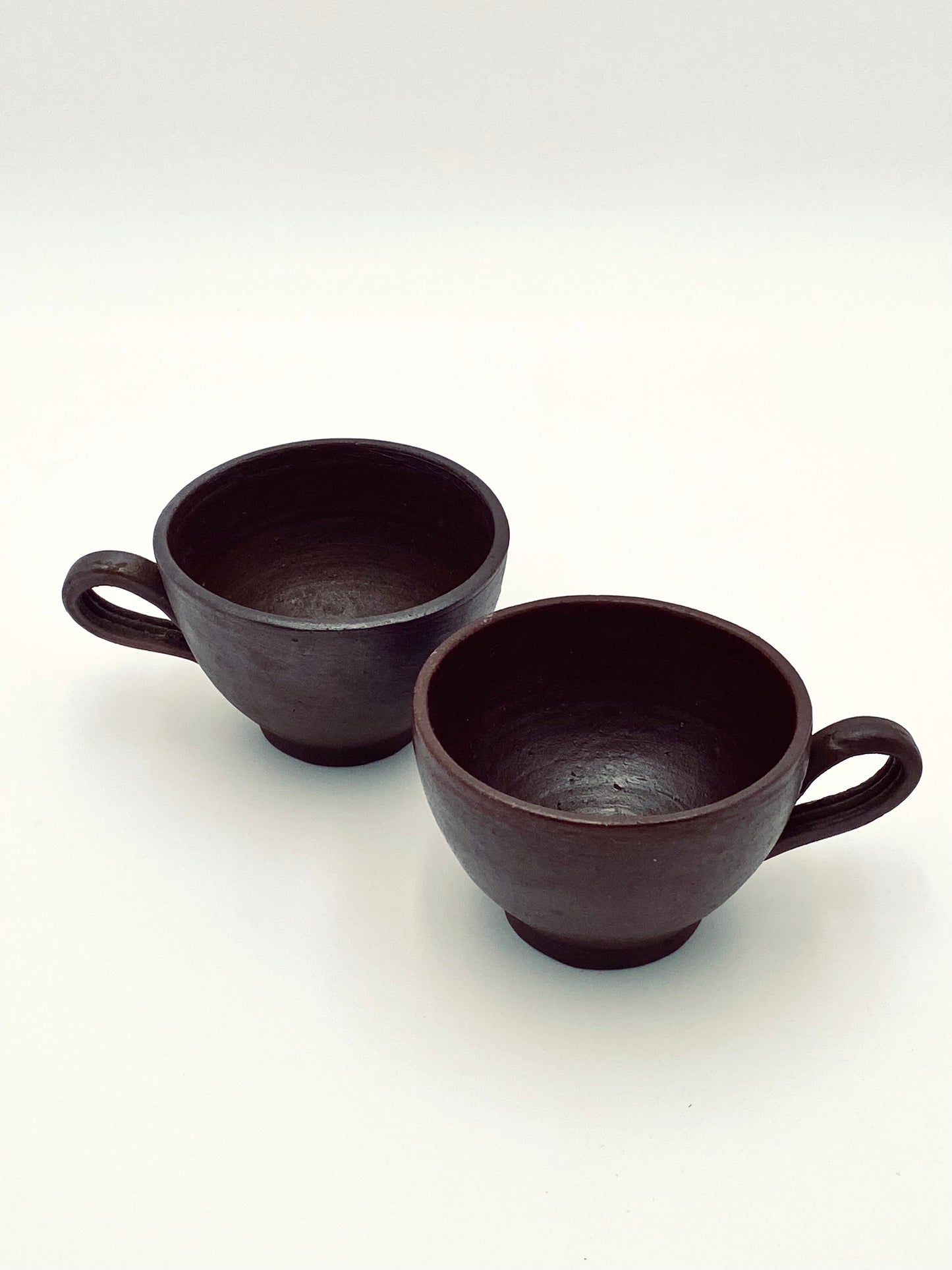 Les tasses en grès foncé