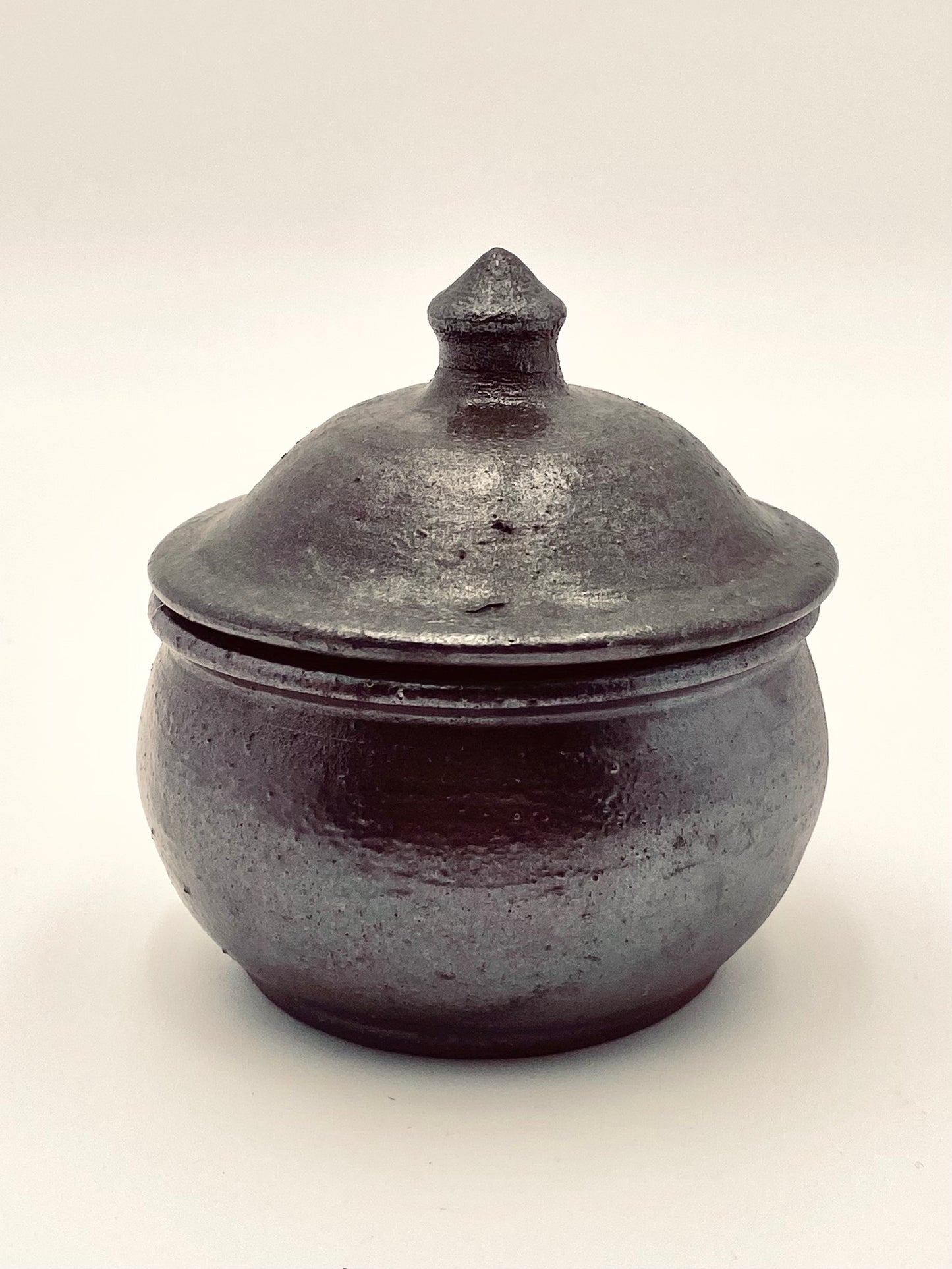 Le vieux pot en grès