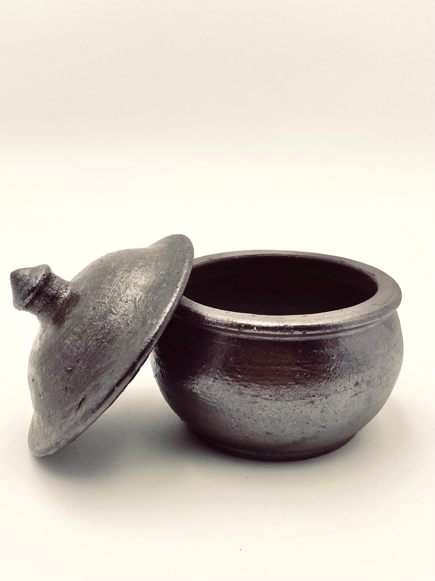 Le vieux pot en grès