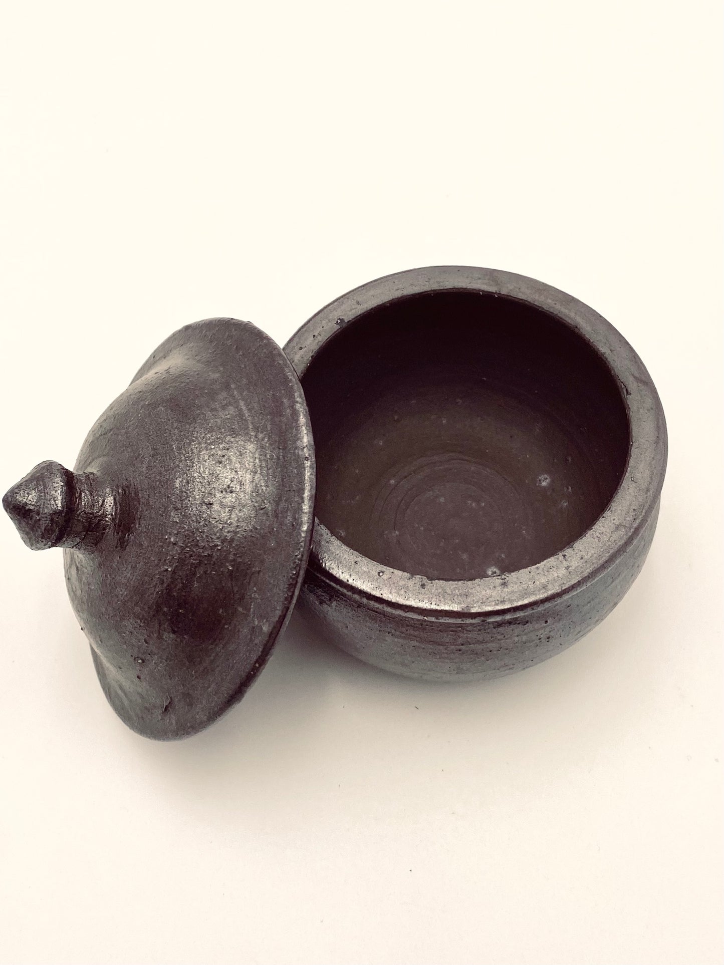 Le vieux pot en grès