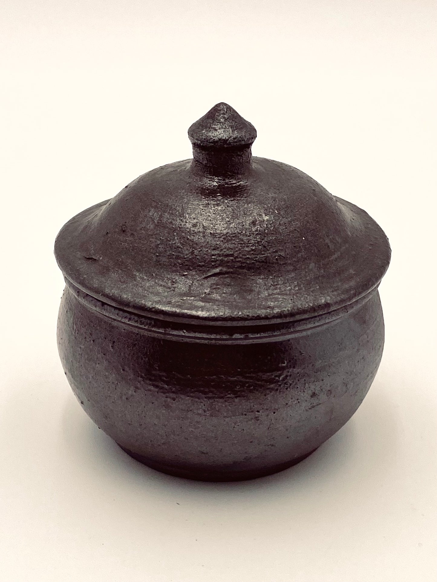 Le vieux pot en grès