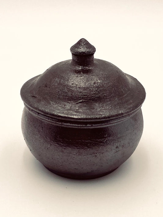 Le vieux pot en grès