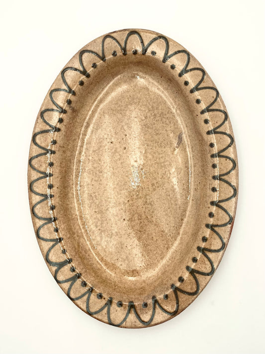 L'assiette ovale faite à la main