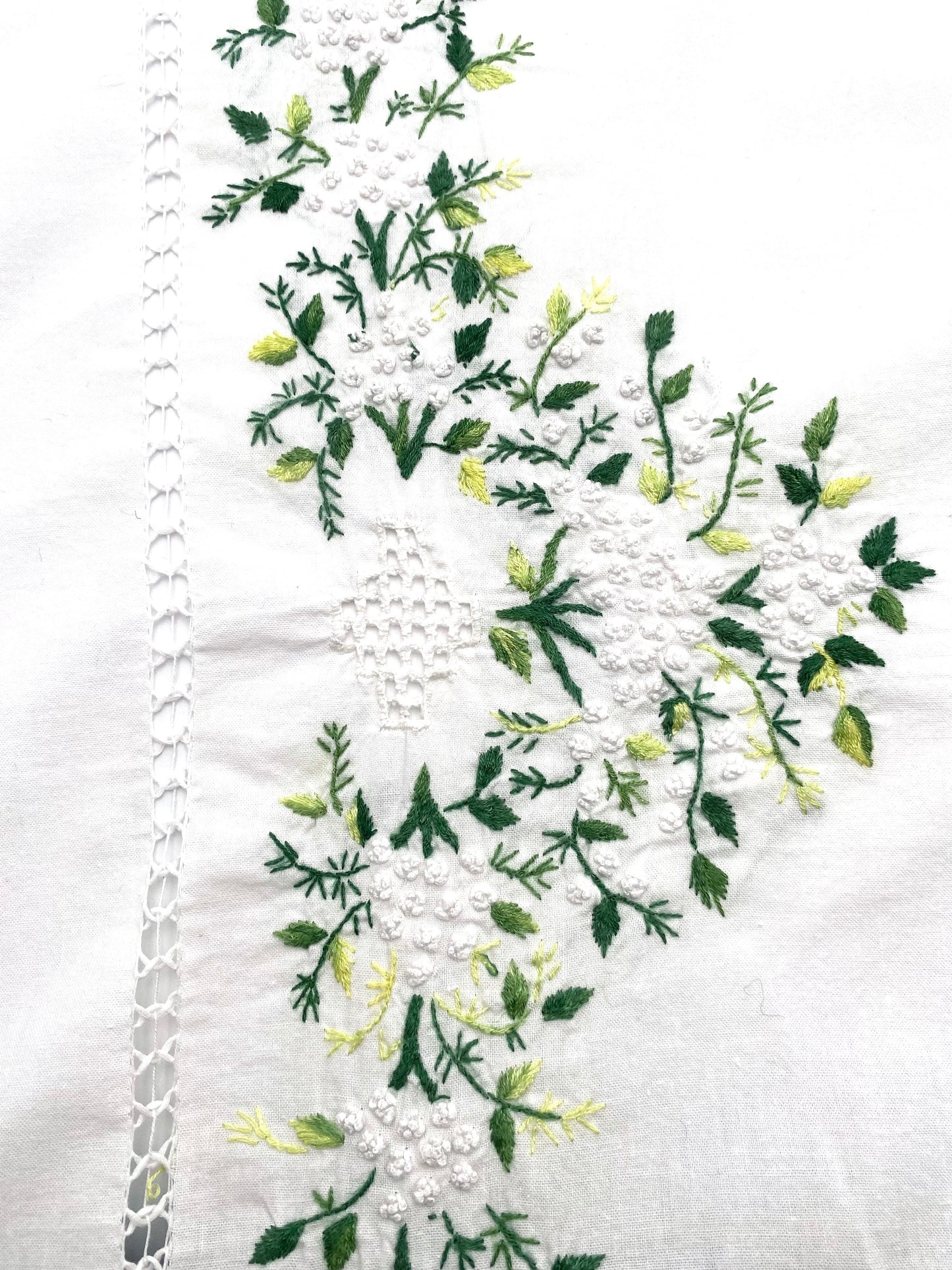 La nappe brodée à fleurs