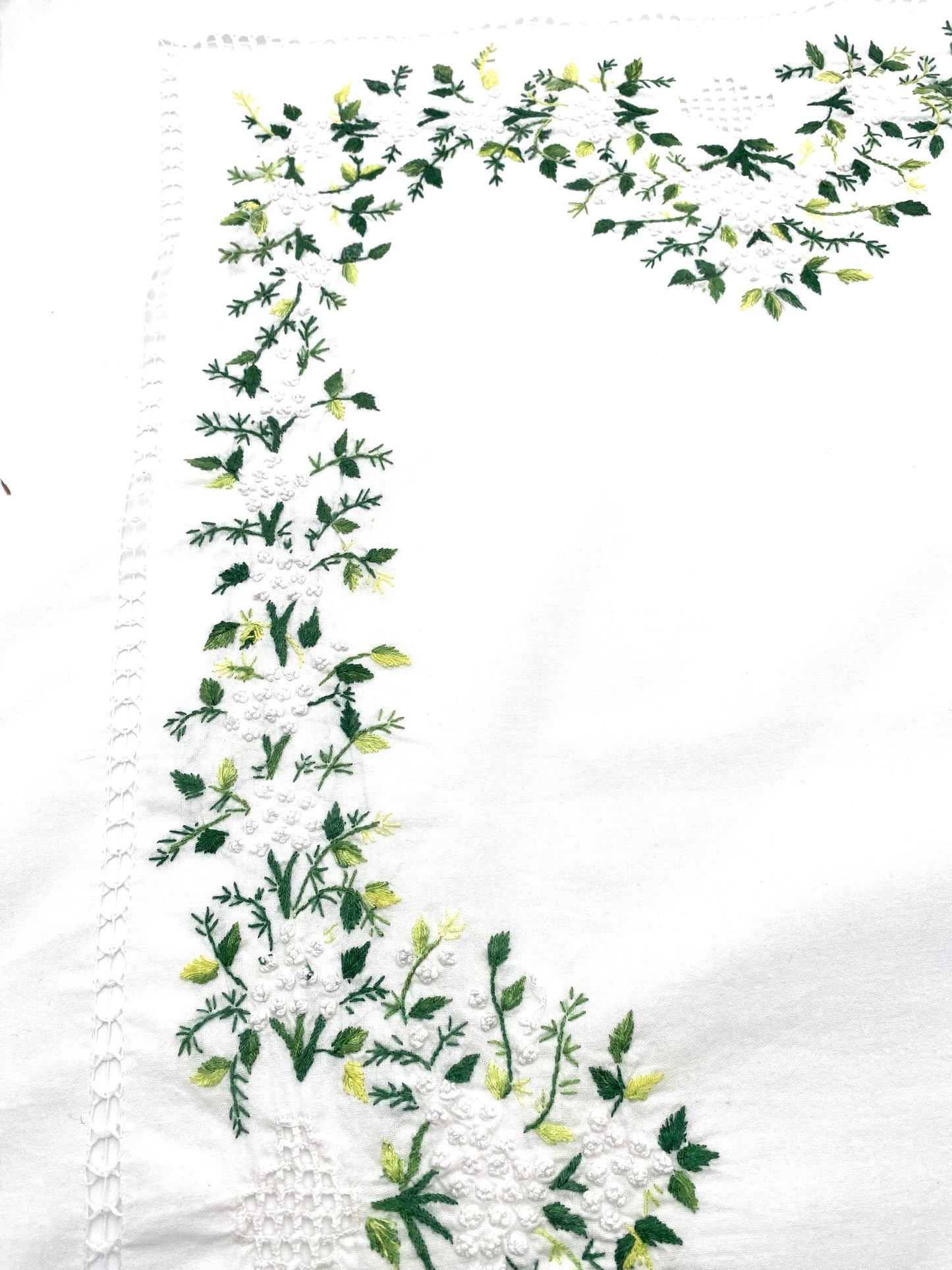 La nappe brodée à fleurs