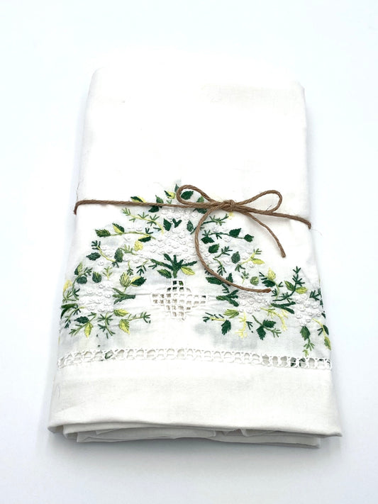 La nappe brodée à fleurs