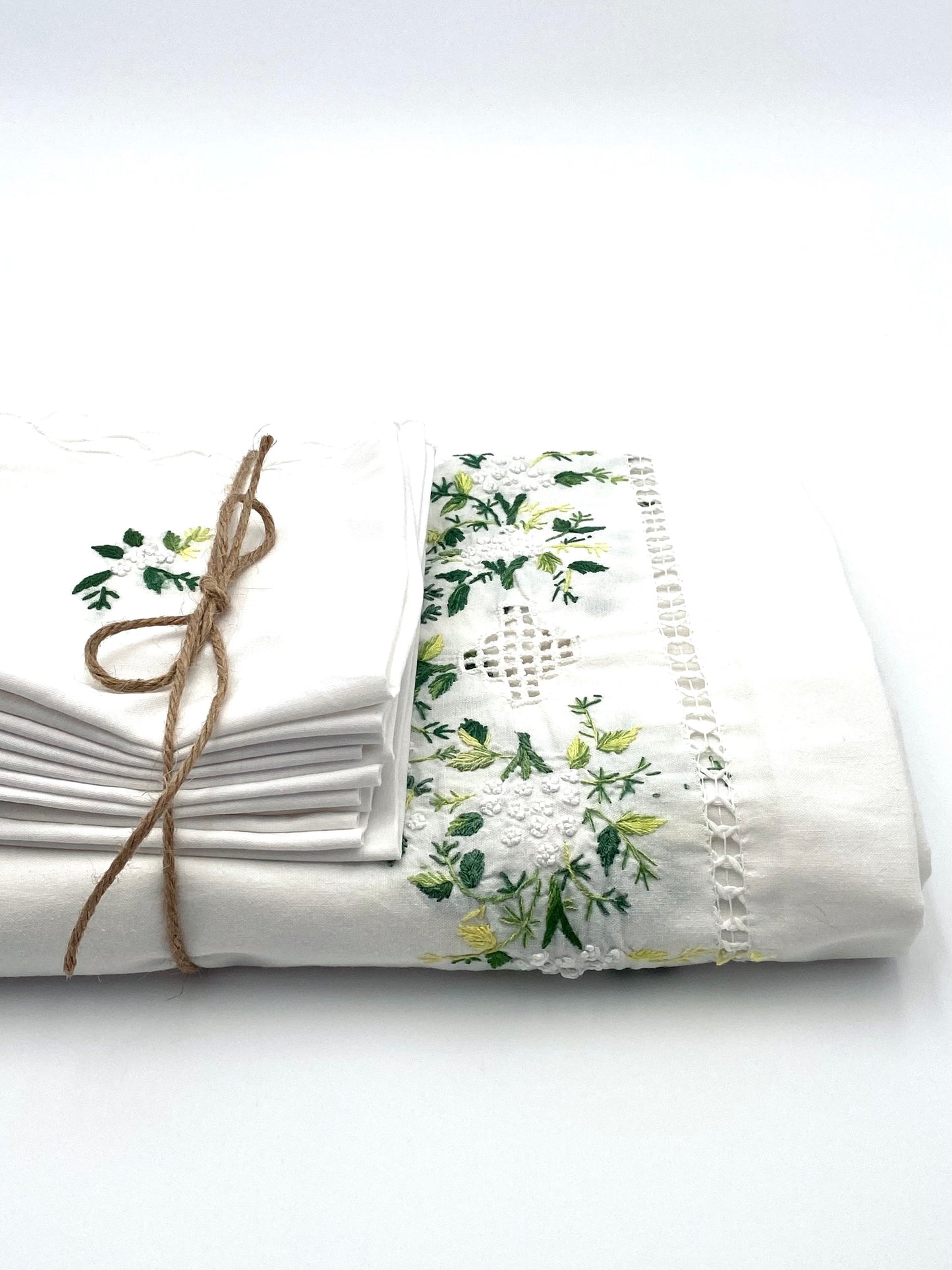 La nappe brodée à fleurs