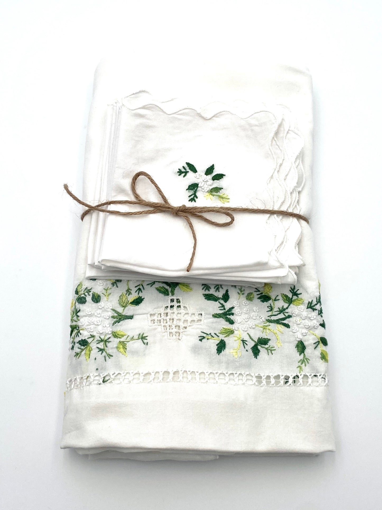 La nappe brodée à fleurs