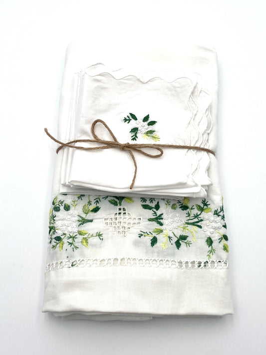 La nappe brodée à fleurs