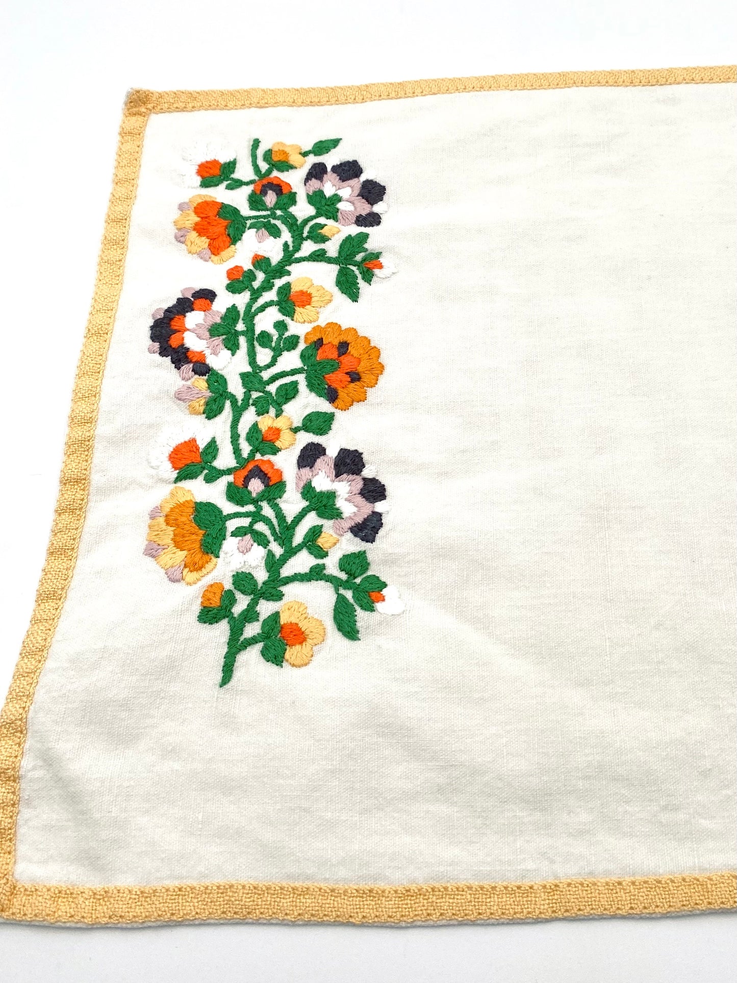 Les serviettes en lin à fleurs brodées