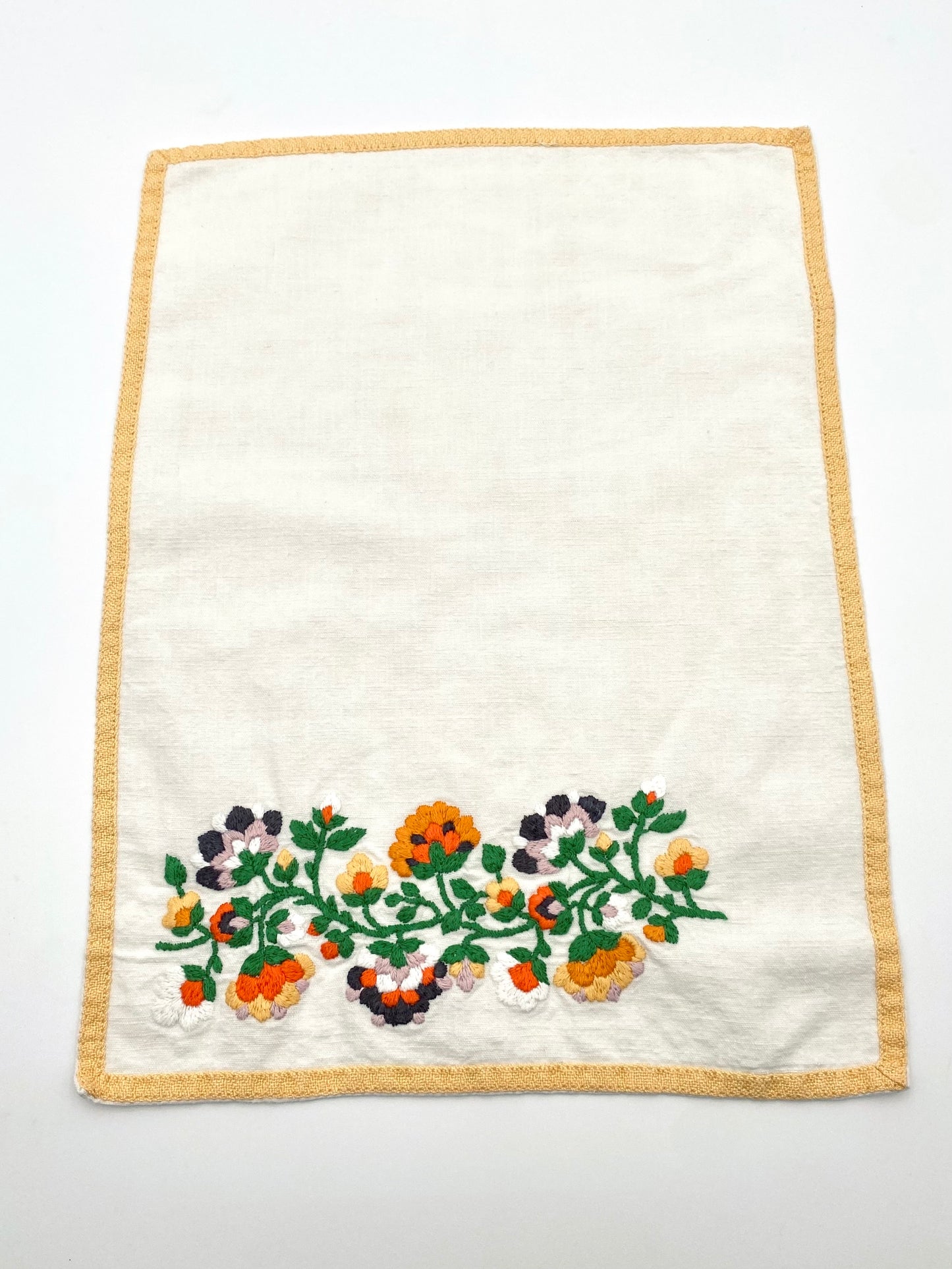 Les serviettes en lin à fleurs brodées