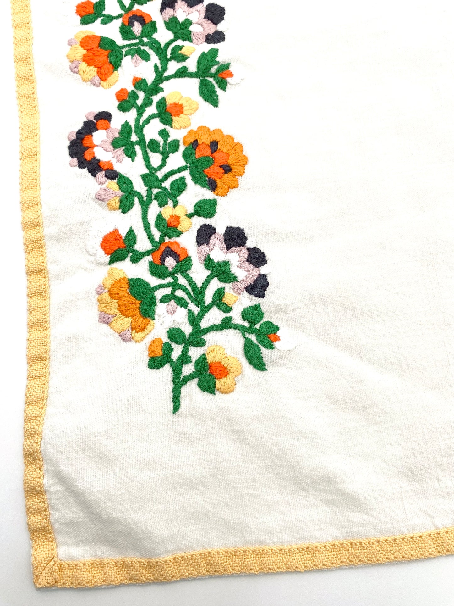 Les serviettes en lin à fleurs brodées
