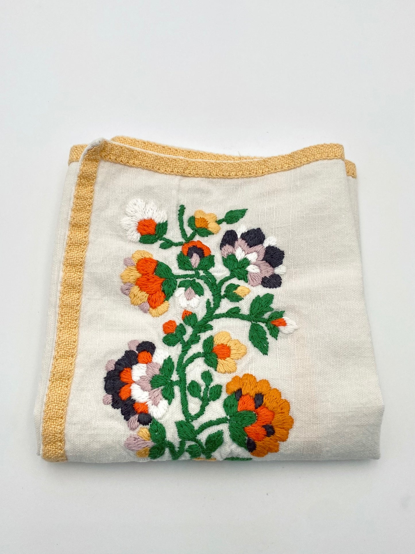 Les serviettes en lin à fleurs brodées