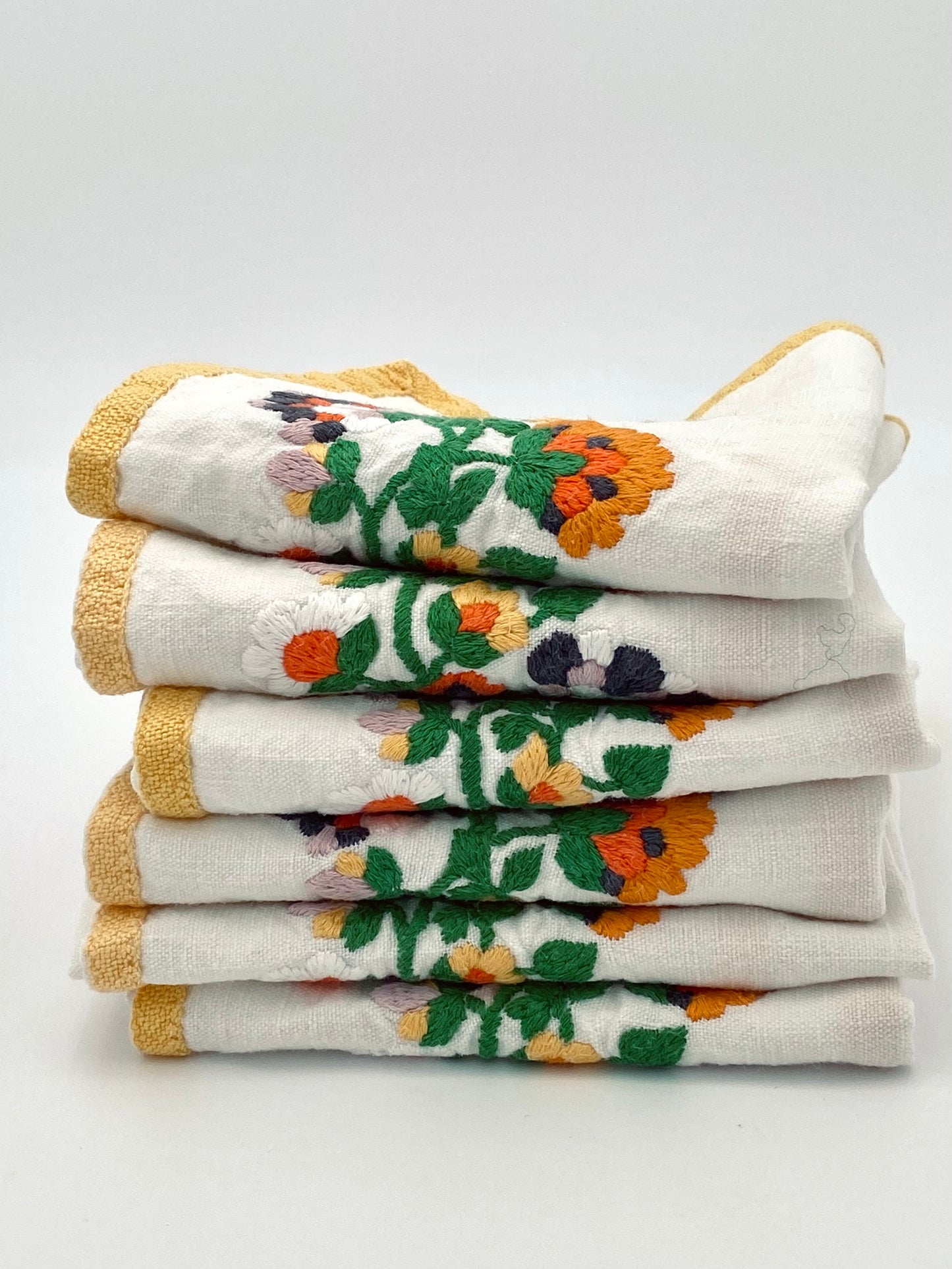 Les serviettes en lin à fleurs brodées