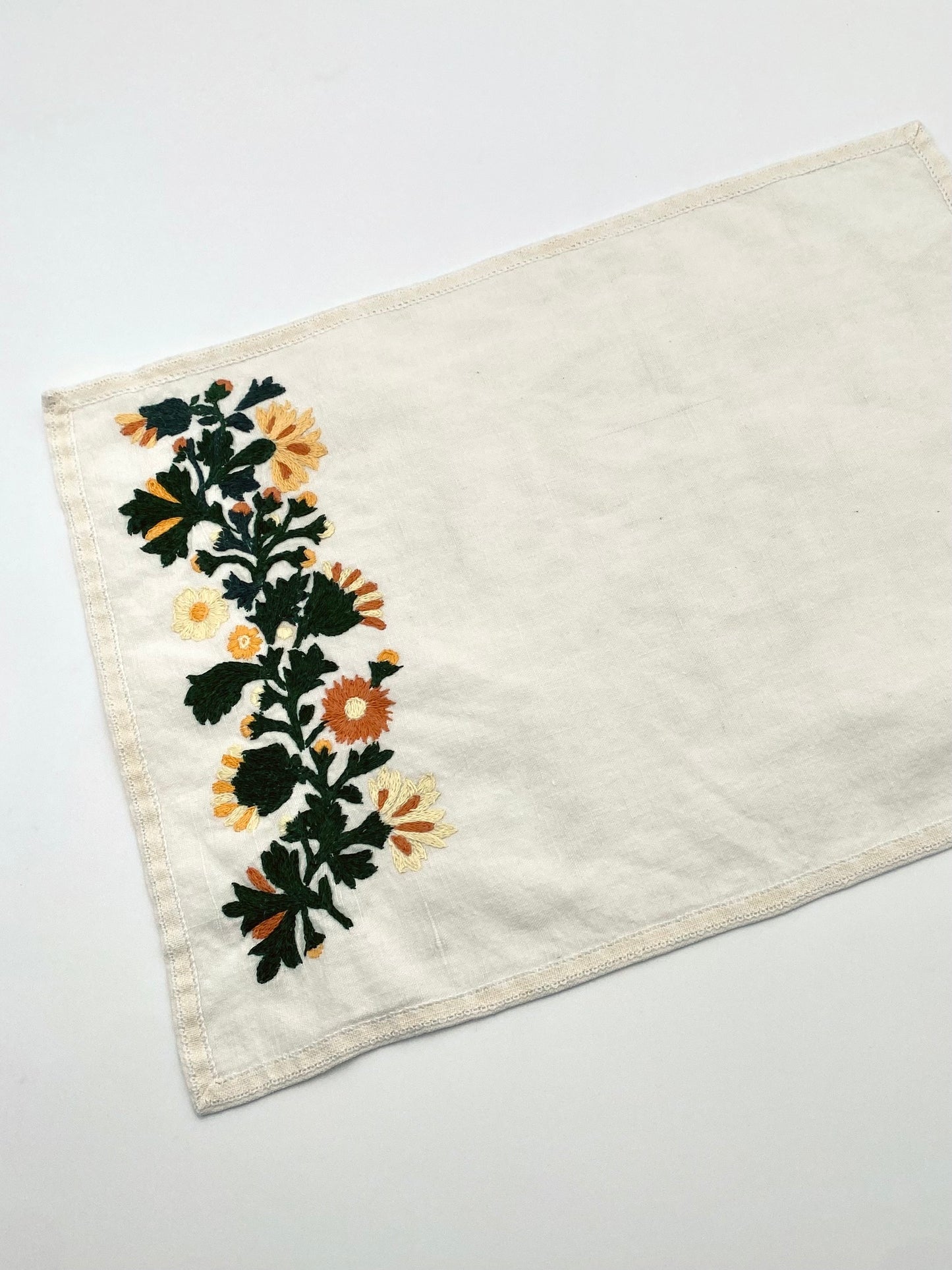 Les serviettes en lin à fleurs brodées