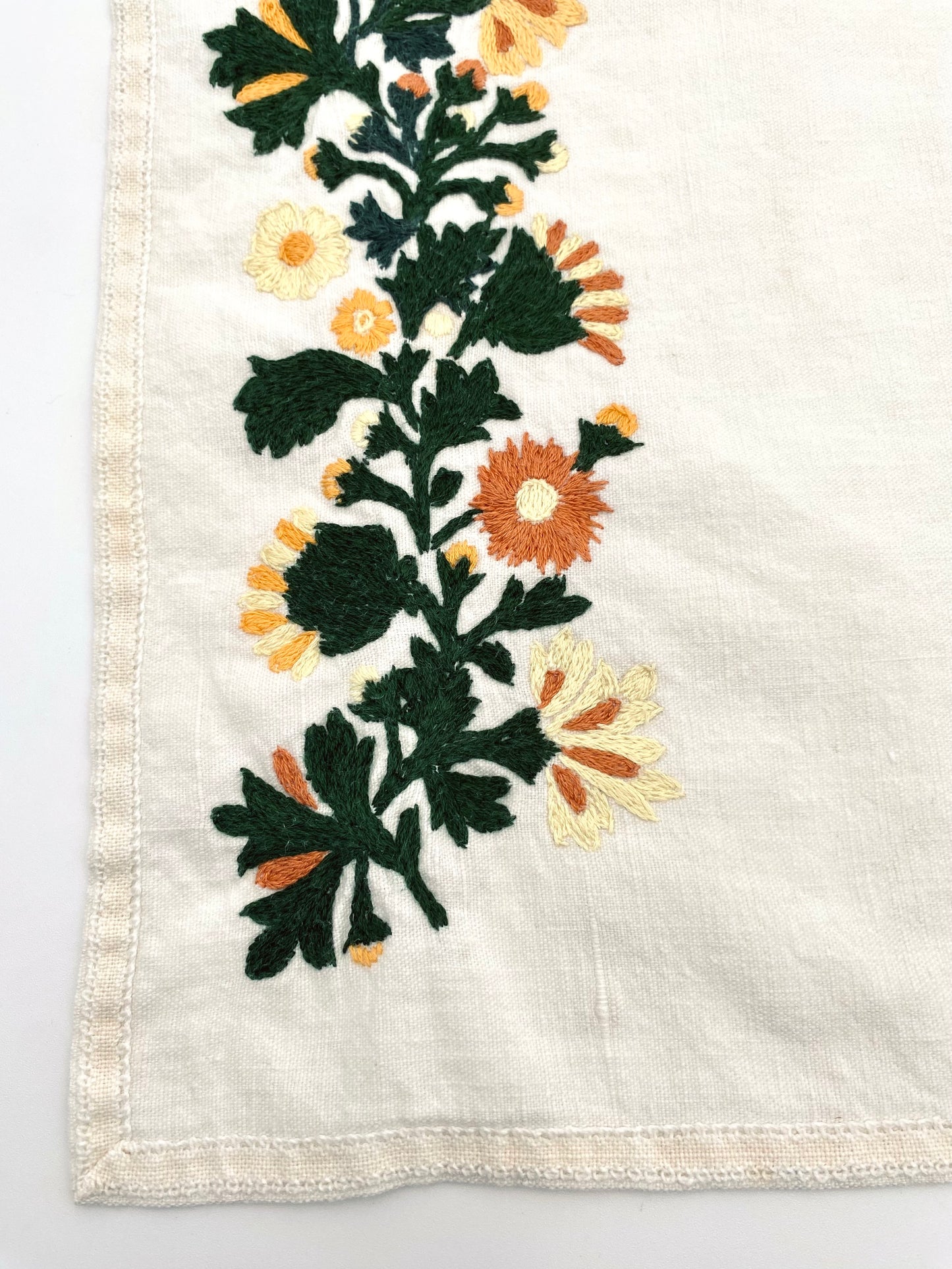 Les serviettes en lin à fleurs brodées