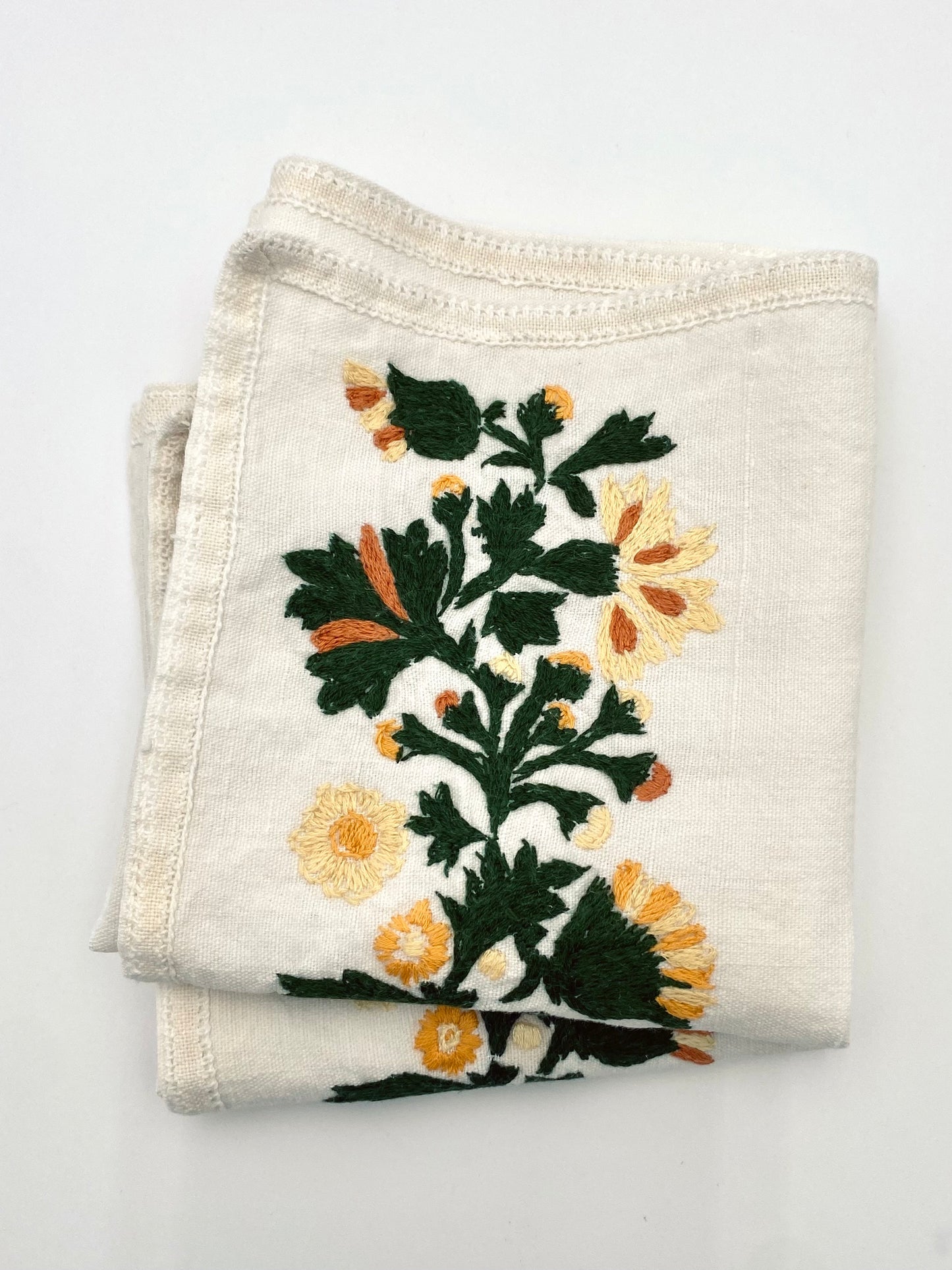 Les serviettes en lin à fleurs brodées