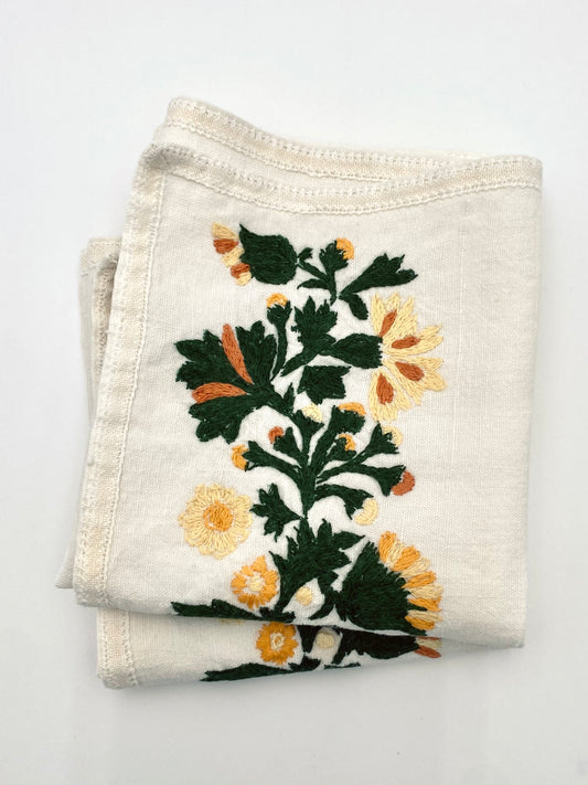 Les serviettes en lin à fleurs brodées