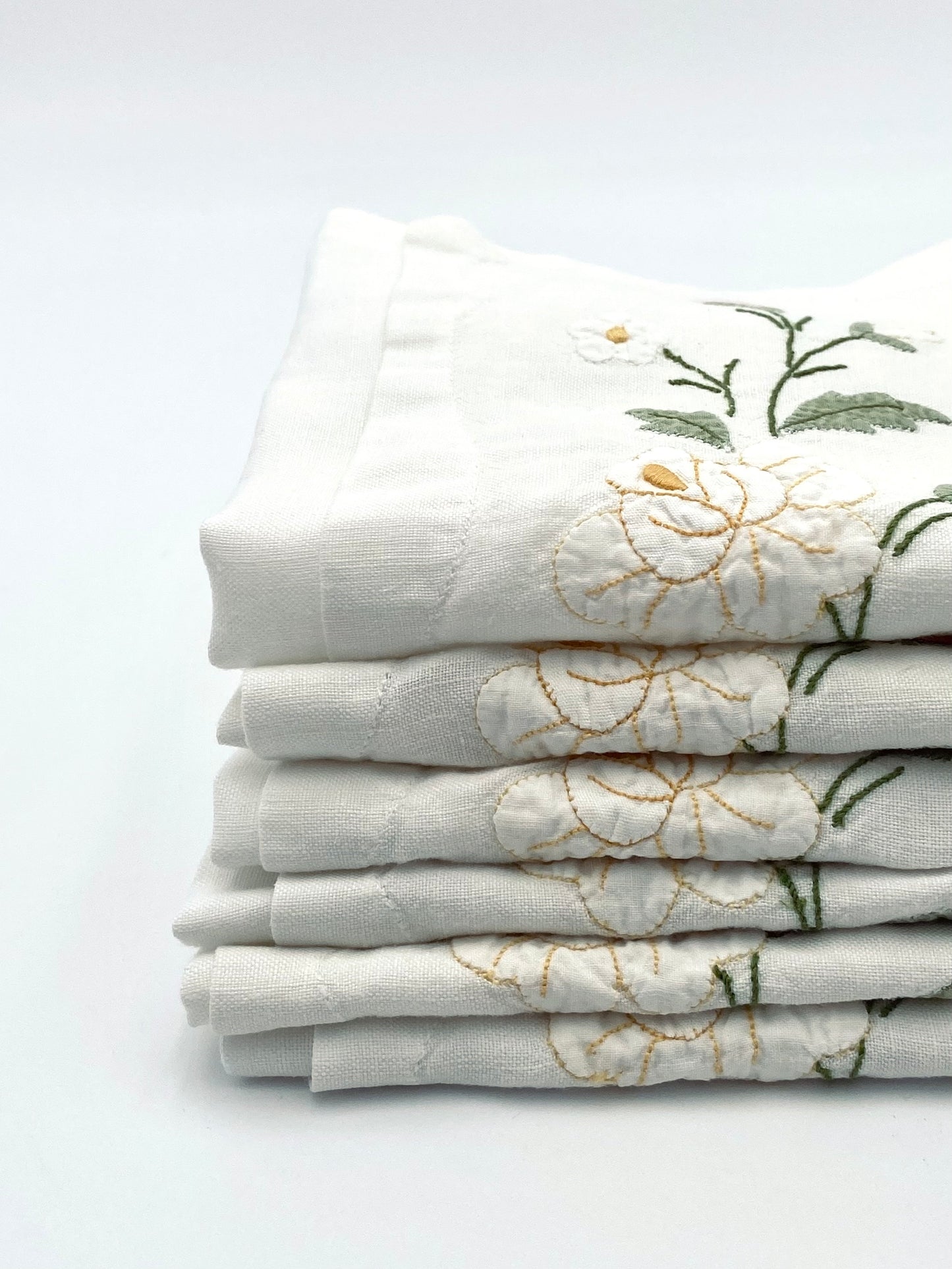 Les serviettes en lin à fleurs