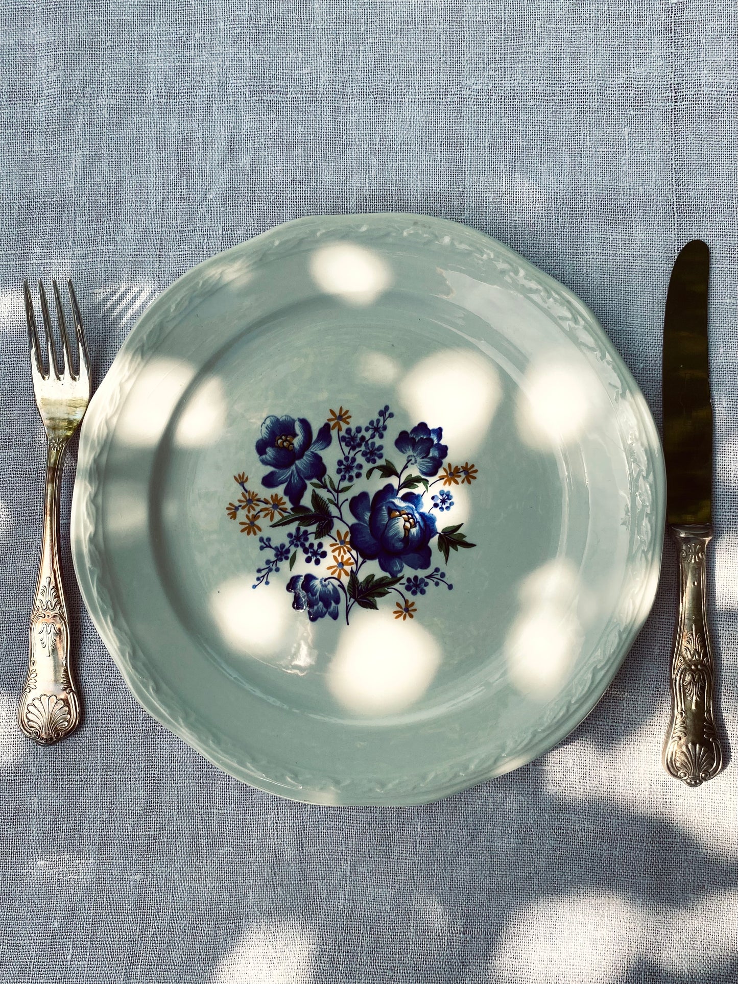 L'assiette à fleurs bleues