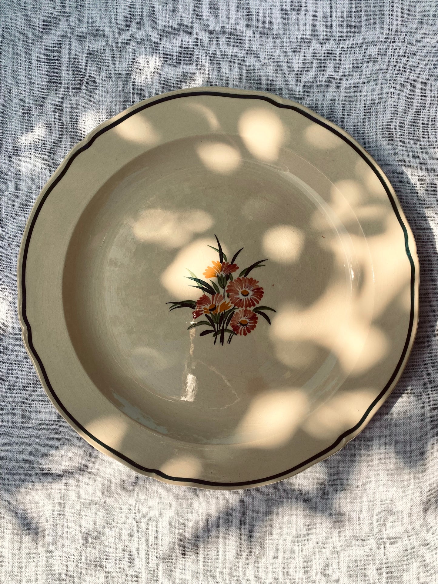 La très grande assiette à fleurs