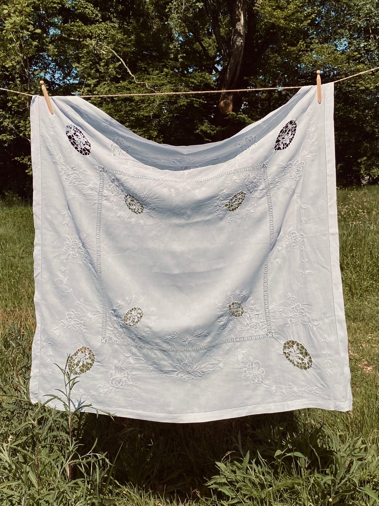 La vieille petite nappe brodée