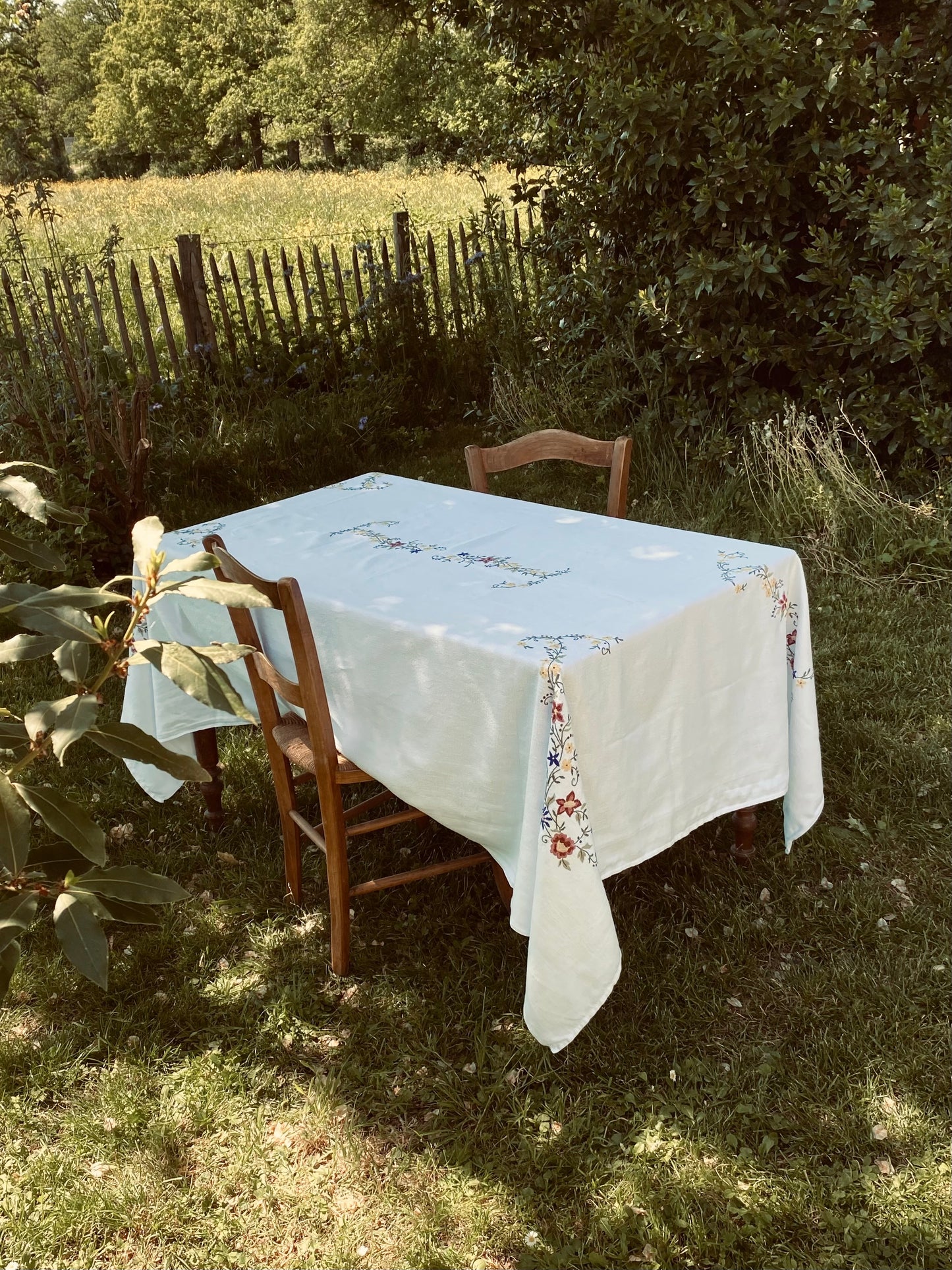 La nappe brodée de fleurs