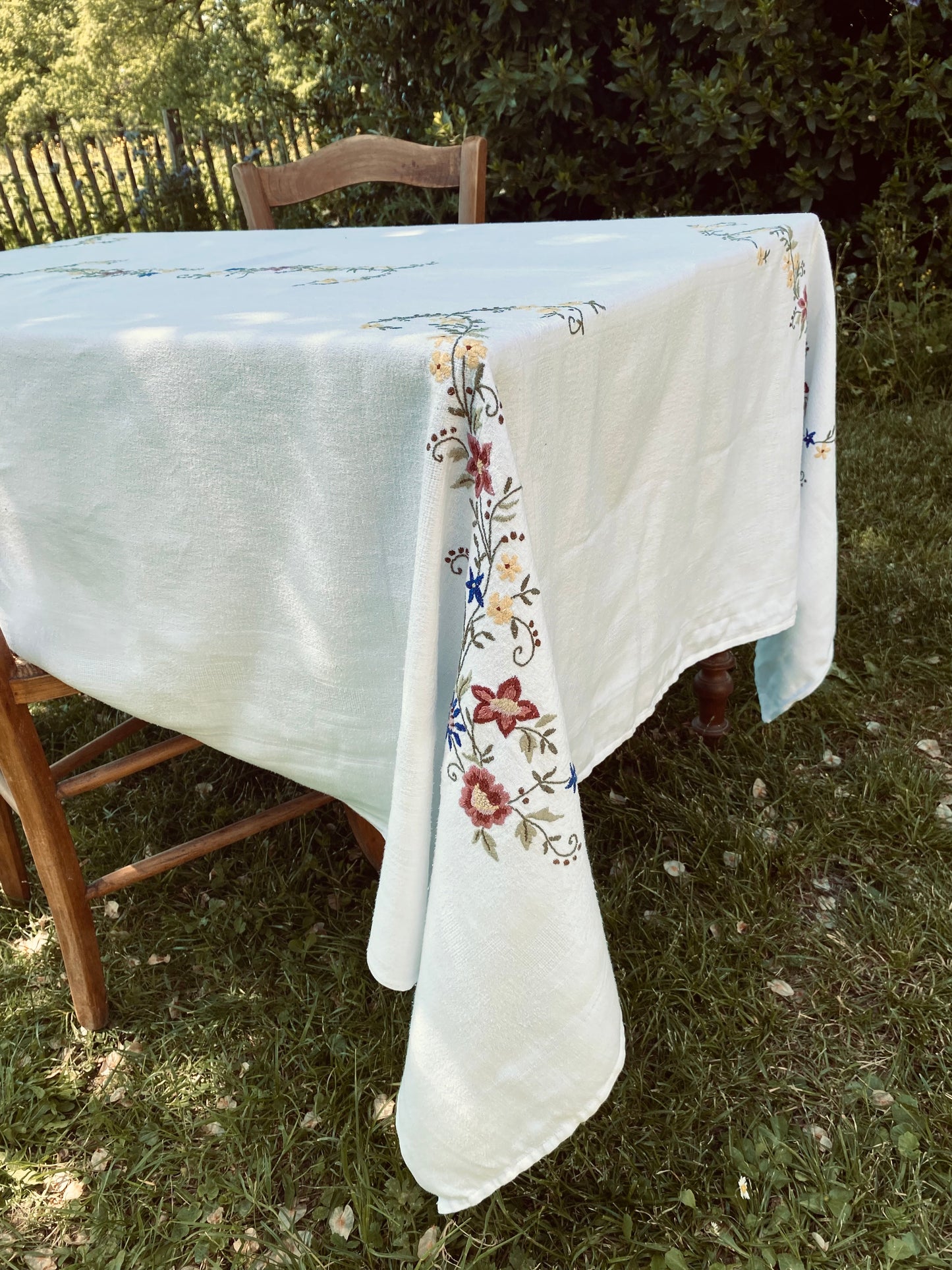 La nappe brodée de fleurs