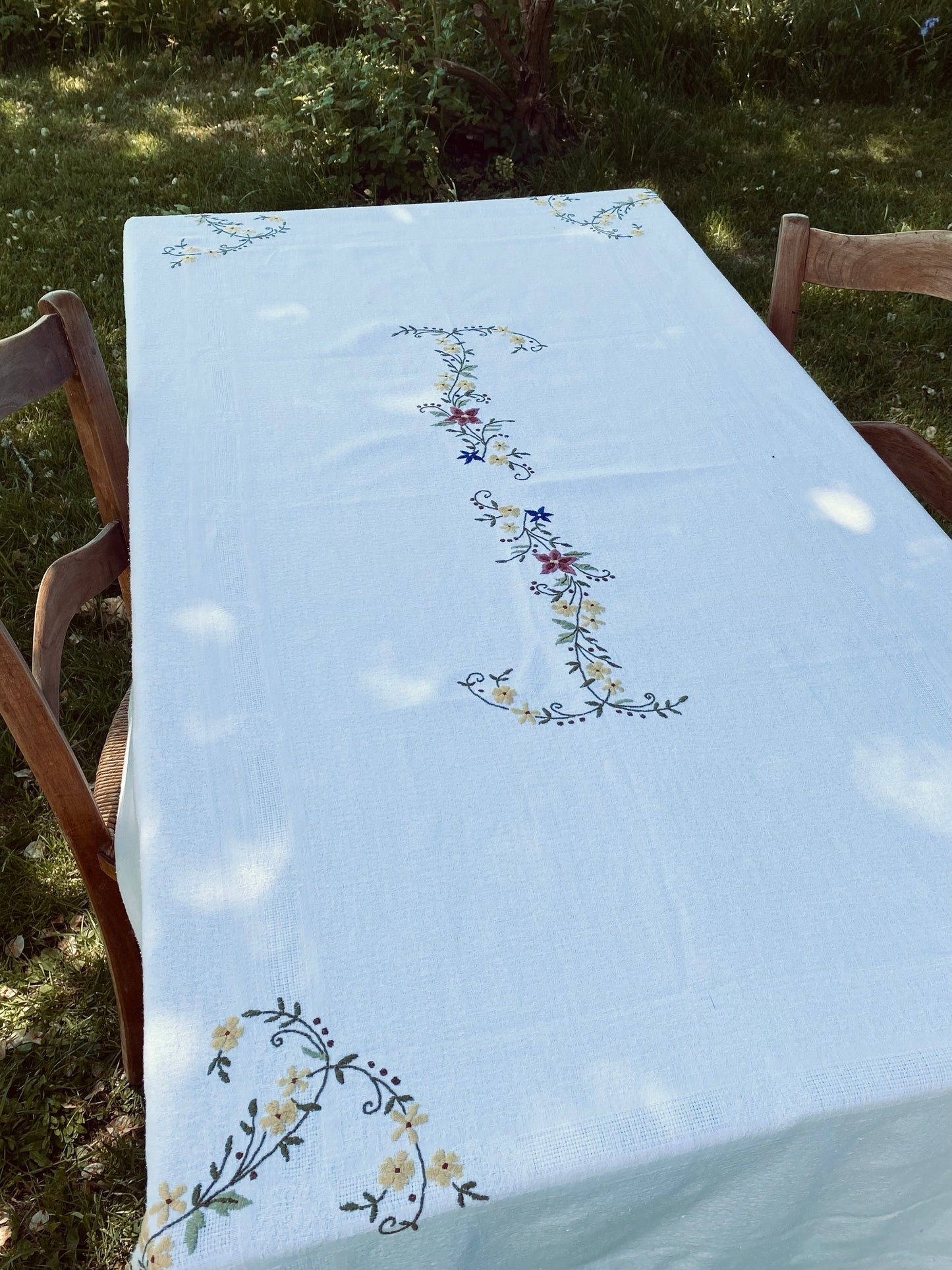 La nappe brodée de fleurs