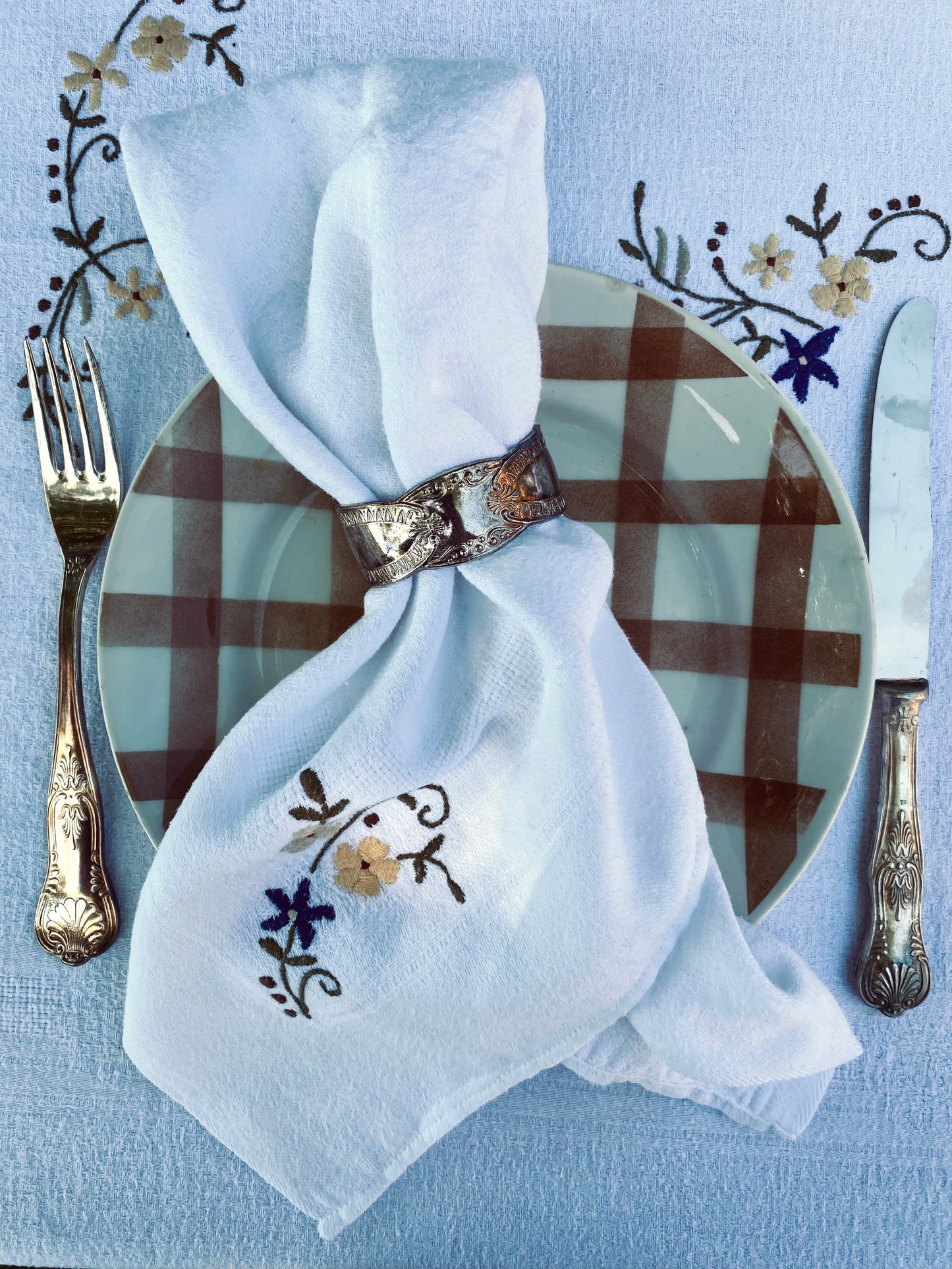 La nappe brodée de fleurs