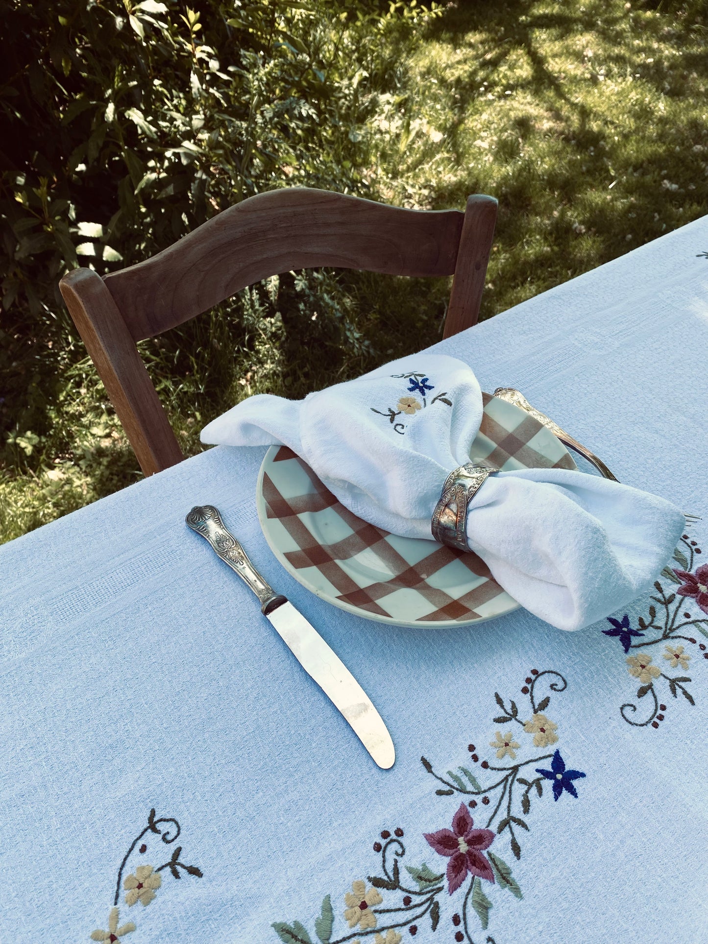 La nappe brodée de fleurs