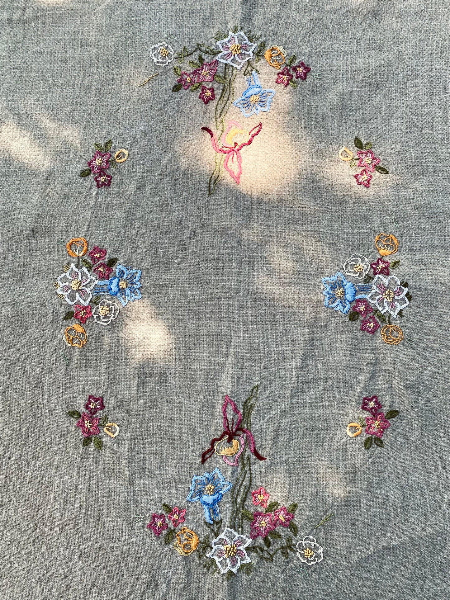La vieille nappe en lin brodée de fleurs et de dentelle