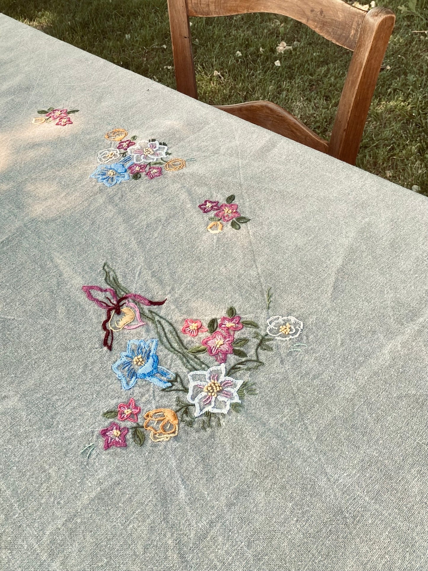 La vieille nappe en lin brodée de fleurs et de dentelle