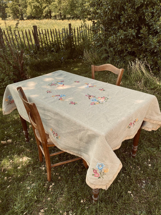 La vieille nappe en lin brodée de fleurs et de dentelle