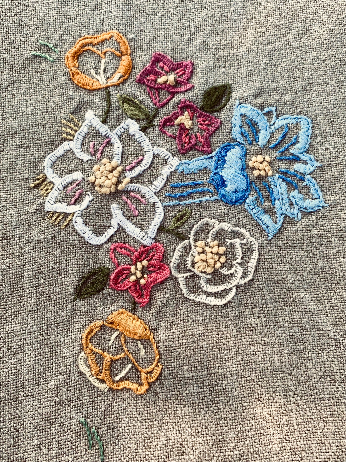 La vieille nappe en lin brodée de fleurs et de dentelle
