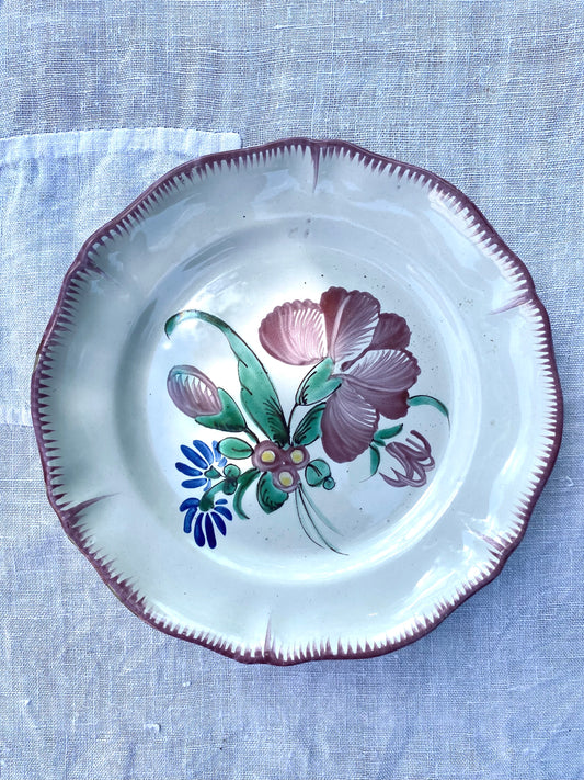 La vieille assiette avec des fleurs de lilas