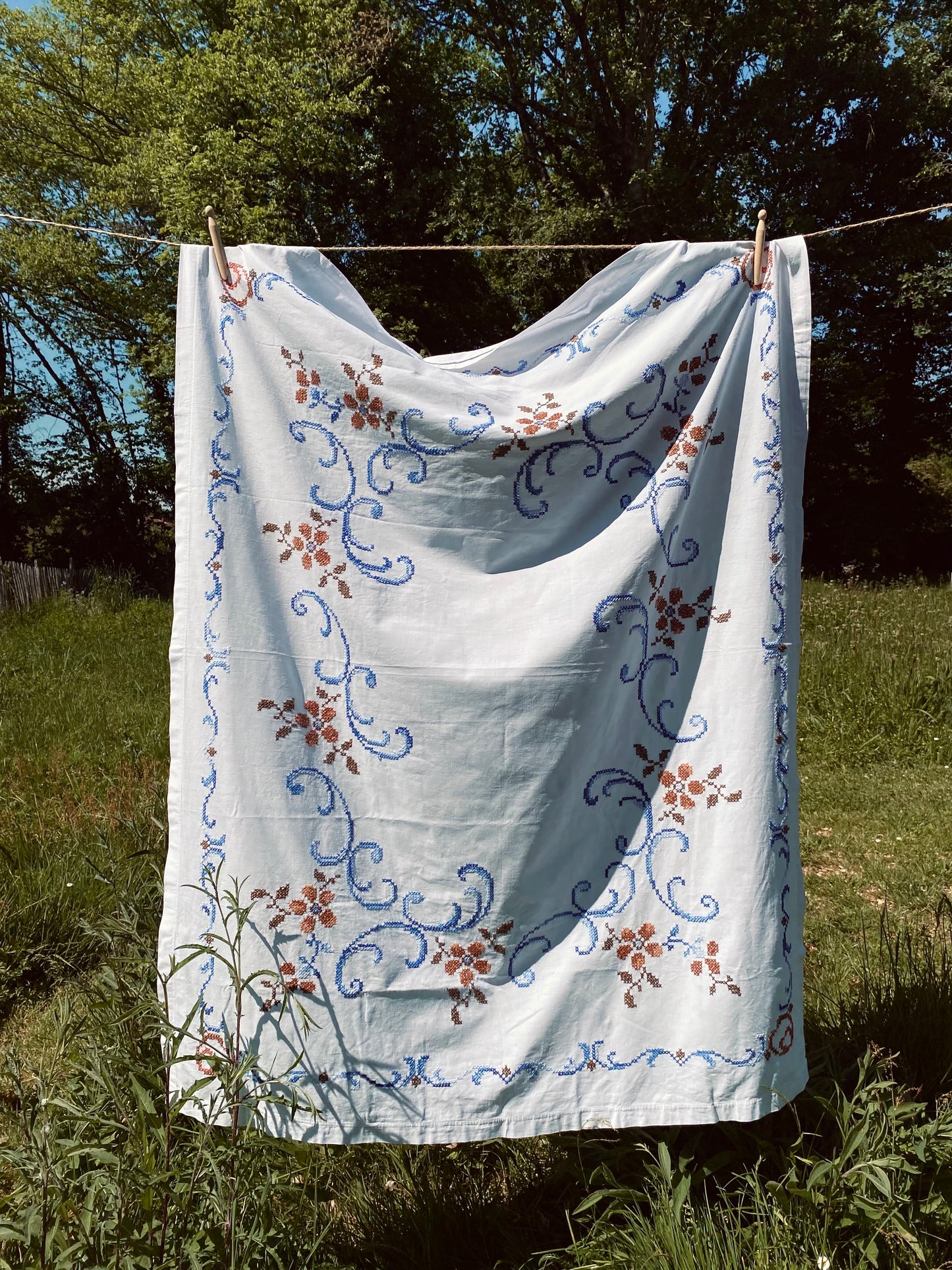 La nappe brodée à la main