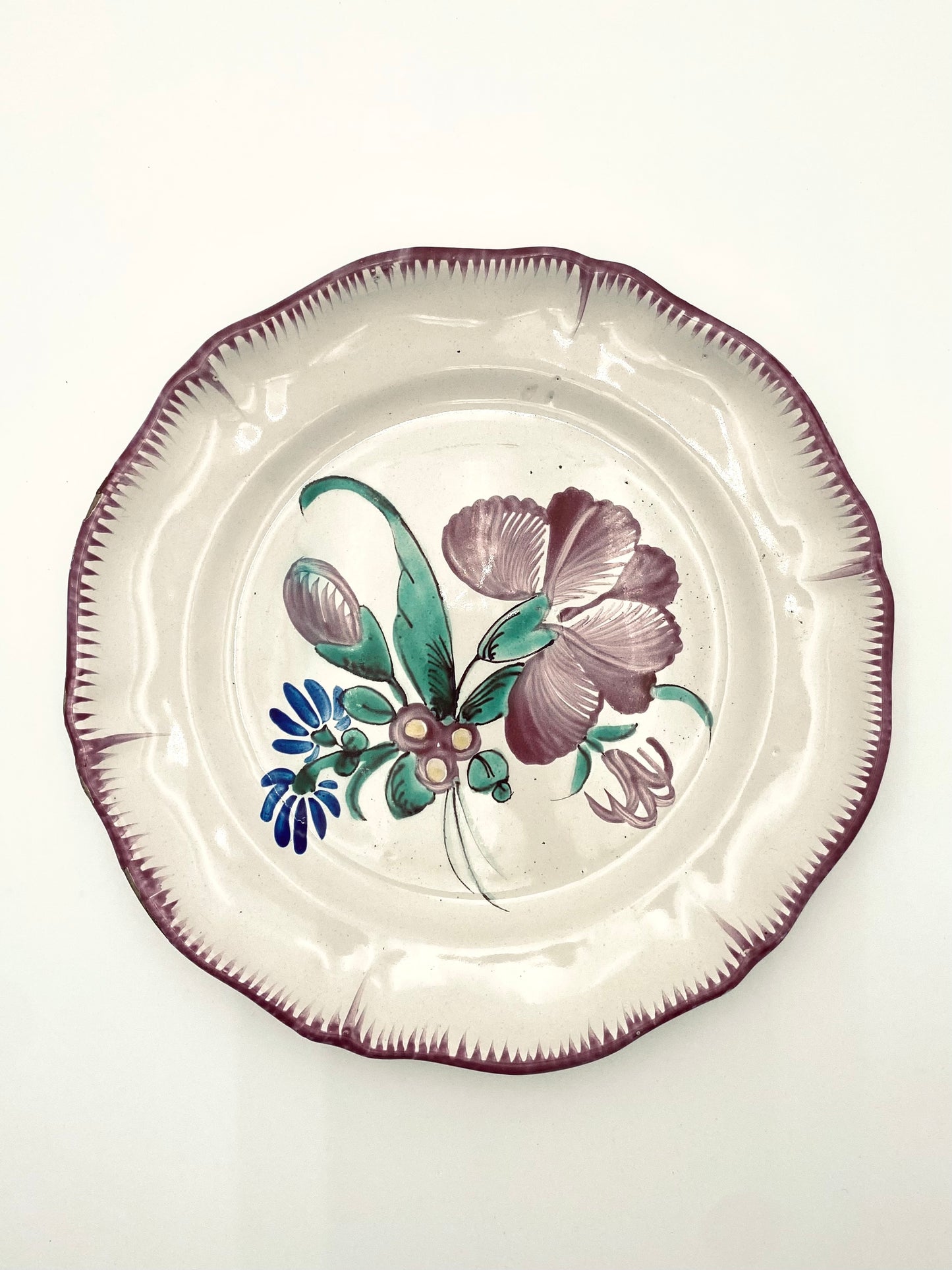 La vieille assiette avec des fleurs de lilas