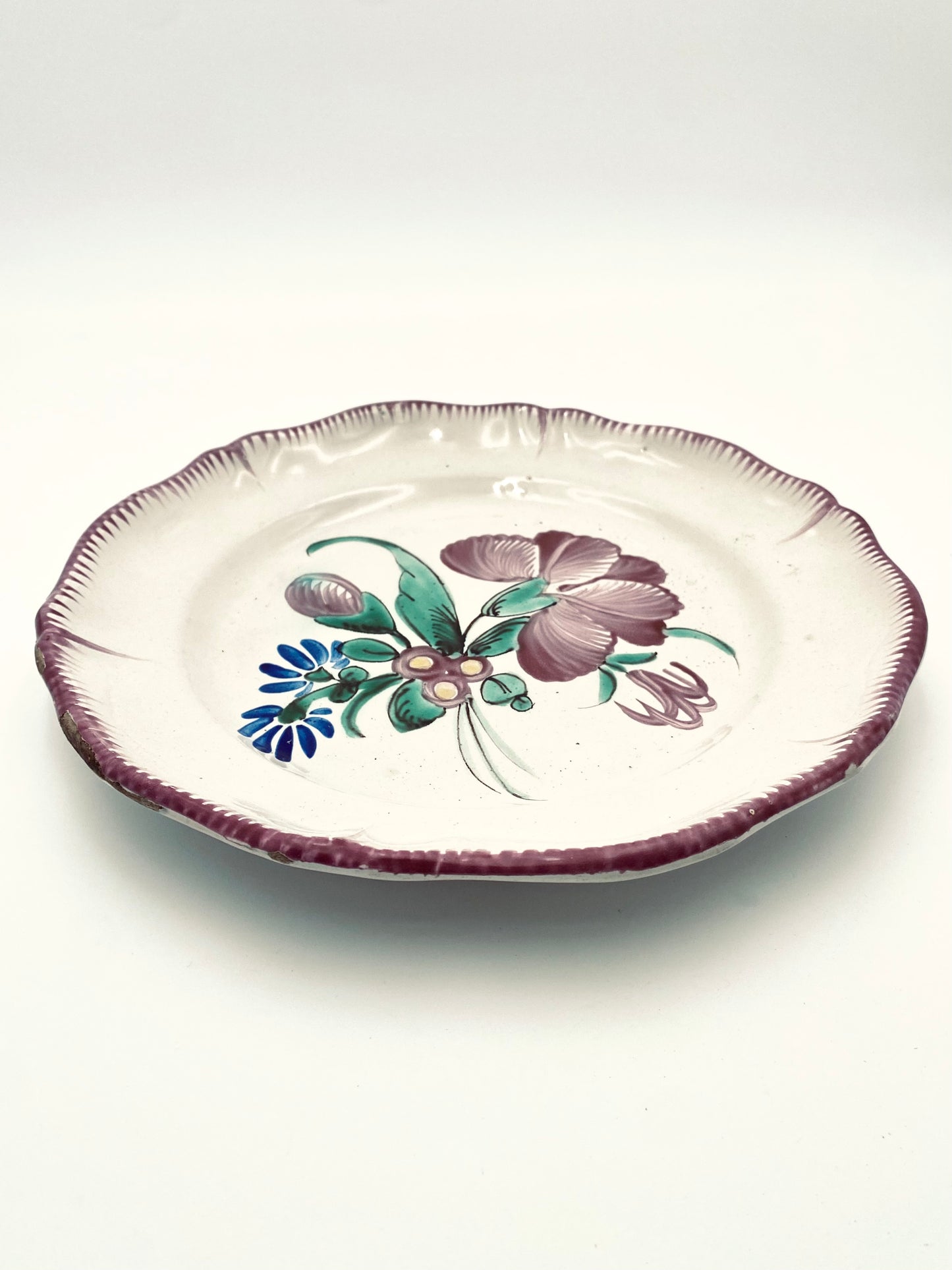 La vieille assiette avec des fleurs de lilas