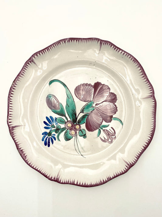 La vieille assiette avec des fleurs de lilas