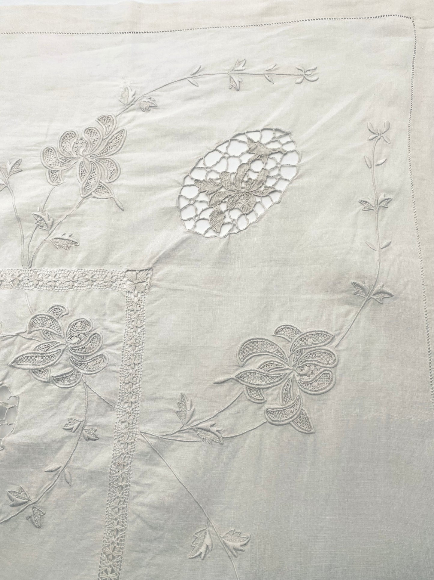 La vieille petite nappe brodée