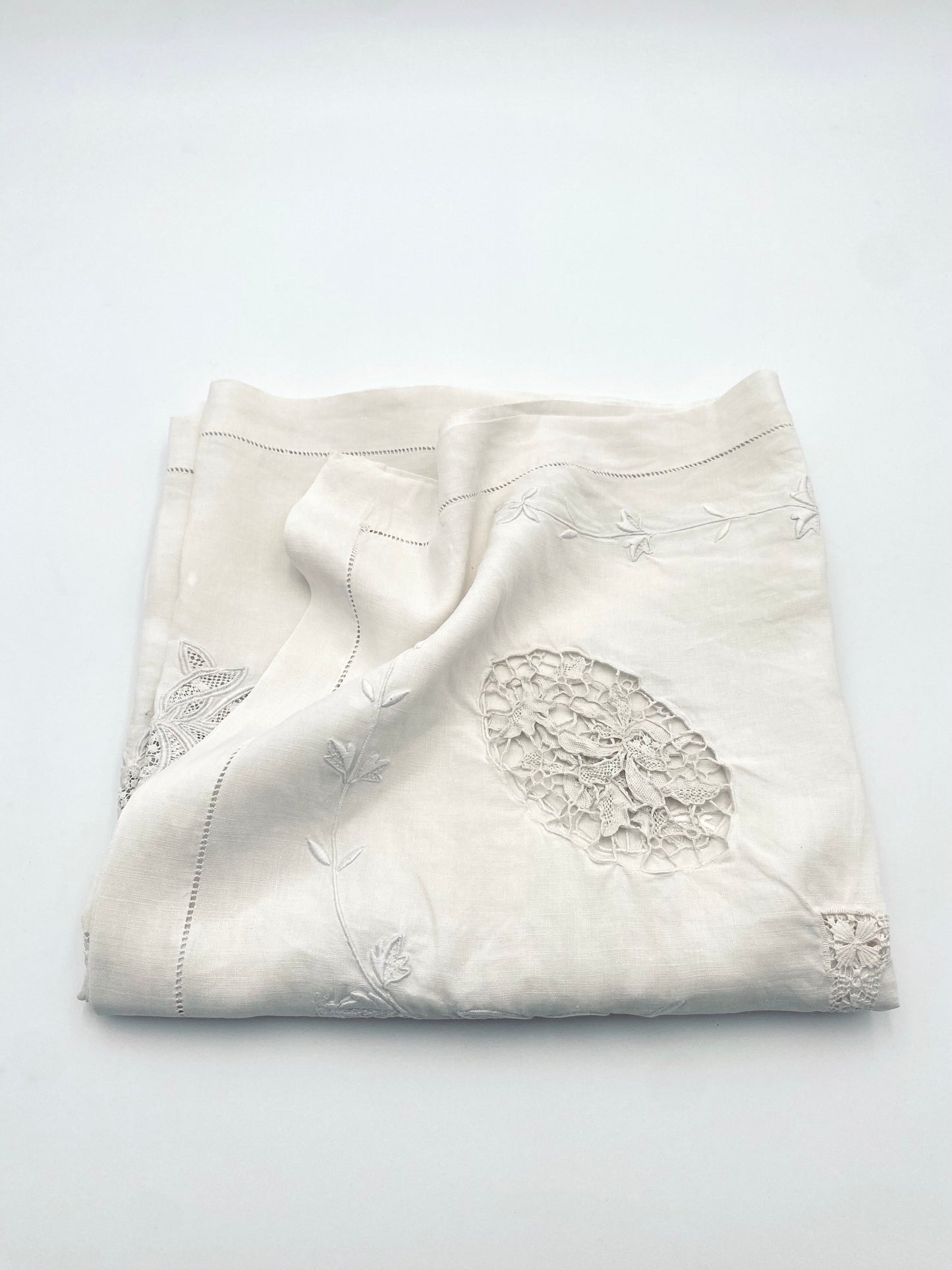 La vieille petite nappe brodée