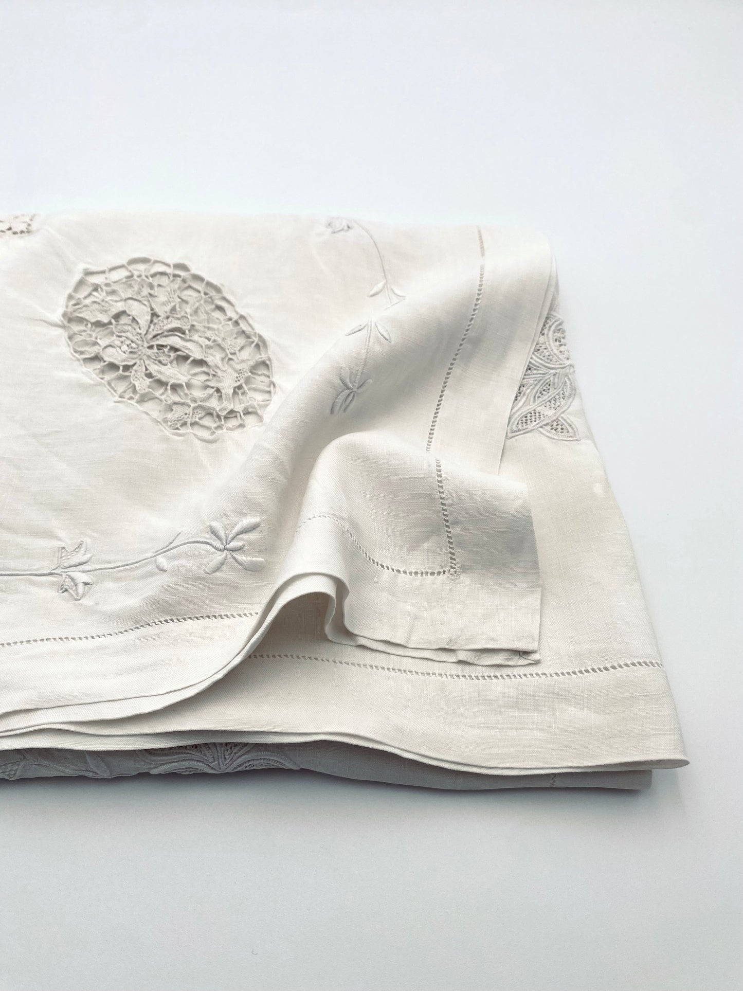 La vieille petite nappe brodée