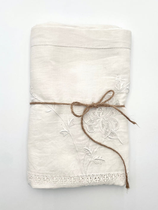 La vieille petite nappe brodée