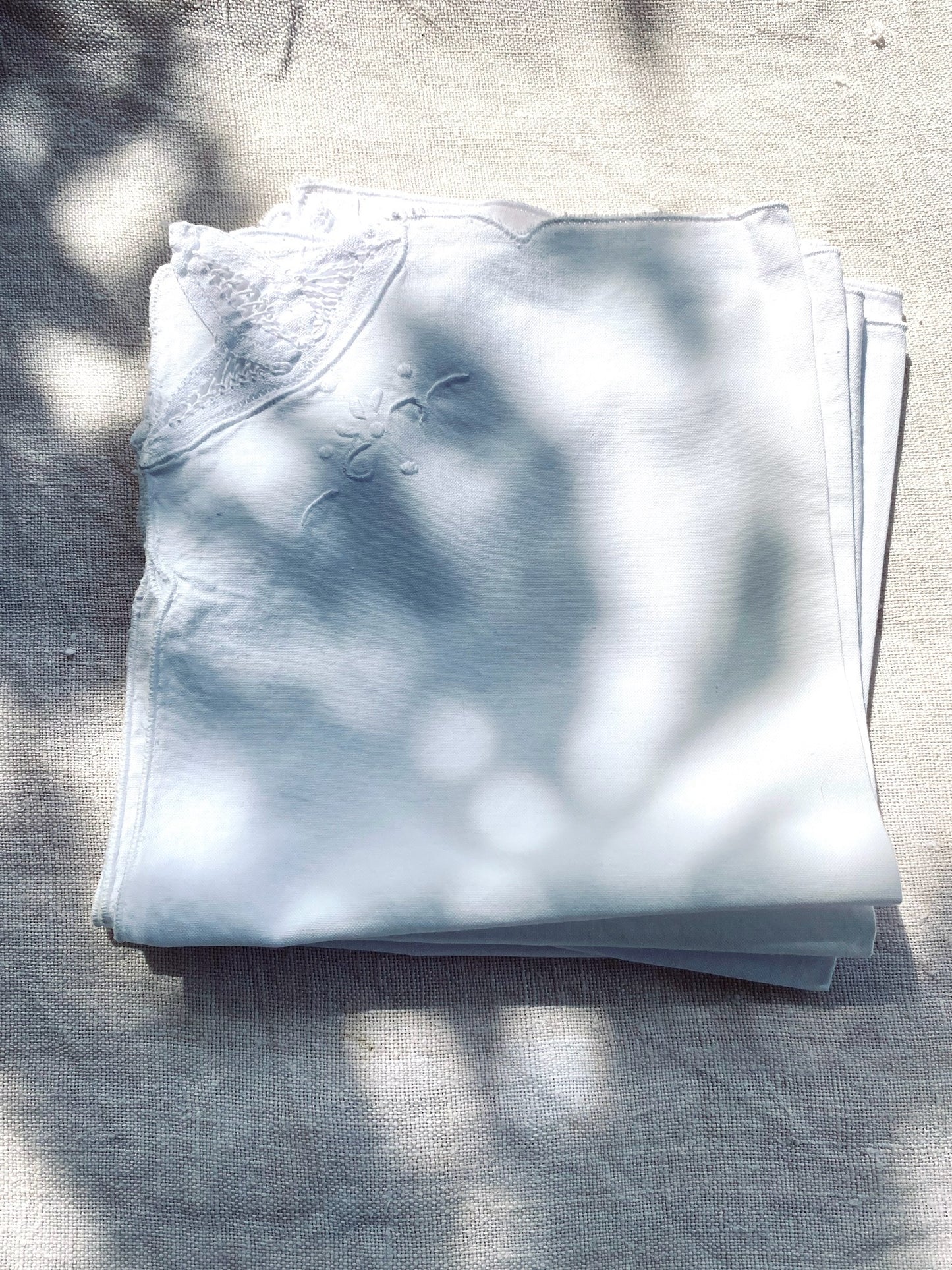 Les serviettes blanches brodées